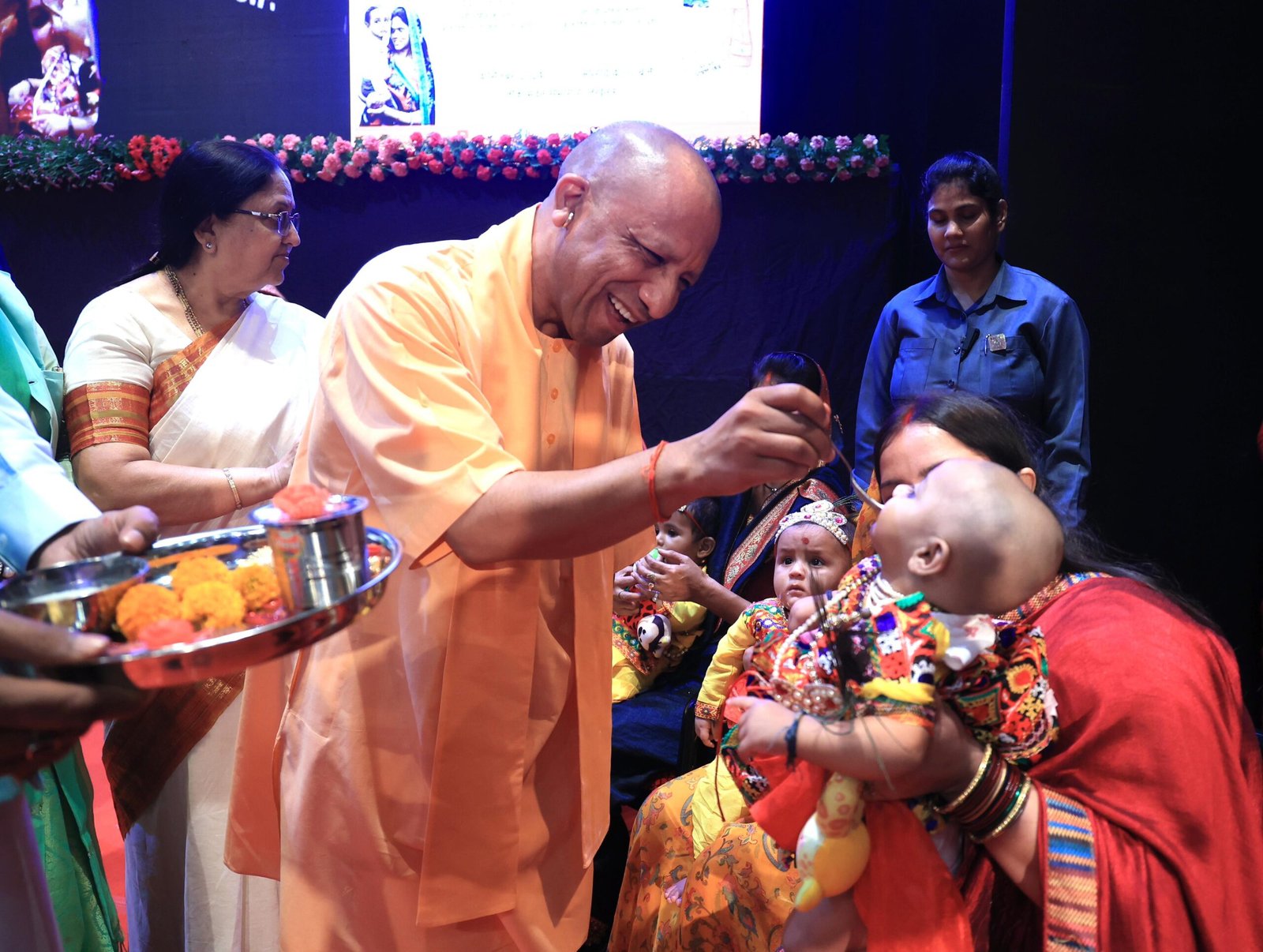 सीएम योगी ने कहा- कुपोषित बच्चा समाज के सामने एक चुनौती है