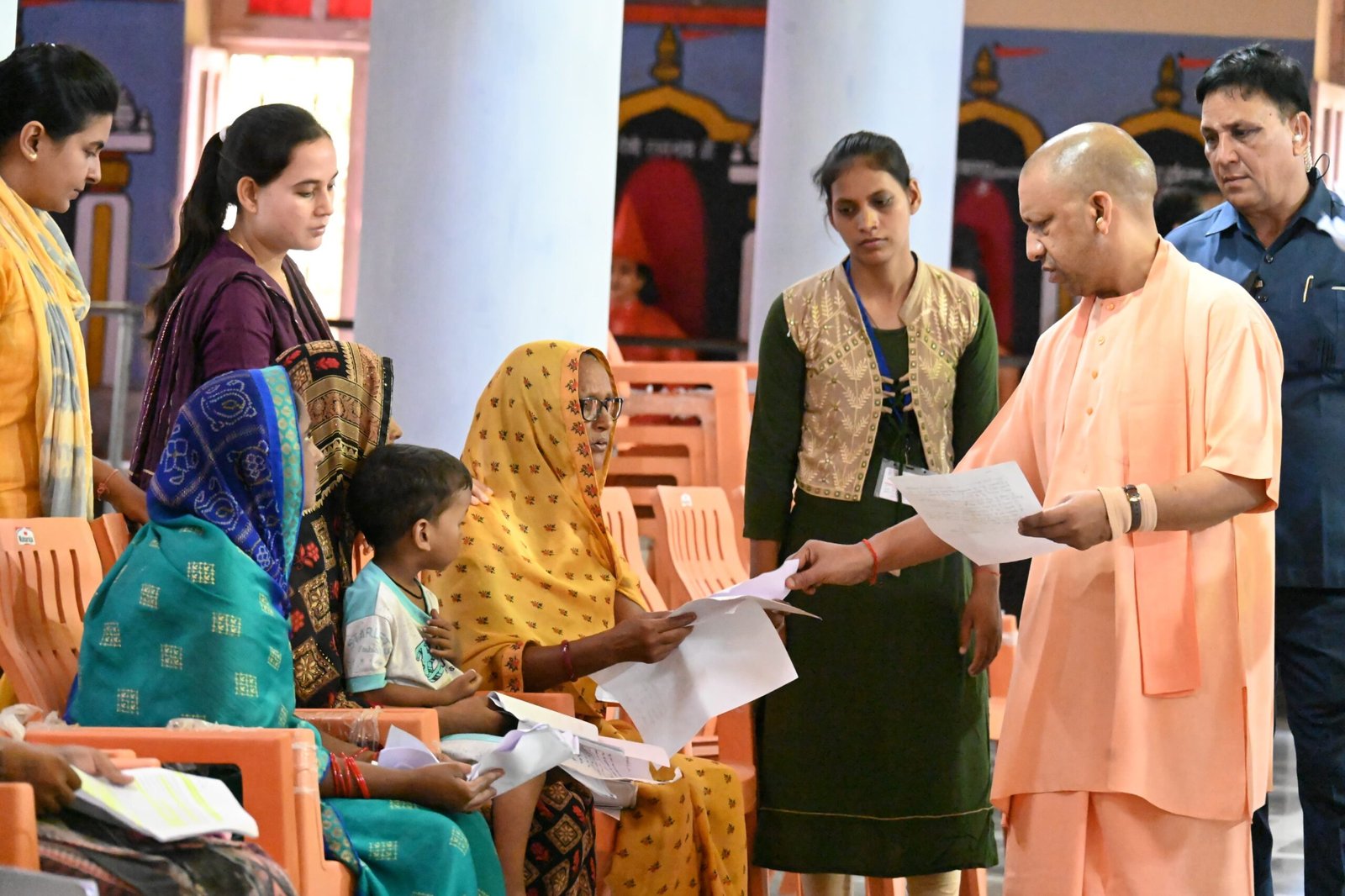 गोरखनाथ मंदिर में 300 लोगों से मुलाकात कर उनकी समस्याएं सुनीं मुख्यमंत्री ने