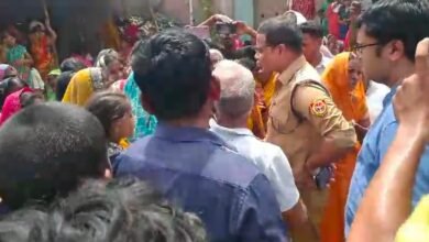 20 घंटे तक प्रशासन ने किया मान मनव्वल, गांव में तनावपूर्ण स्थिति