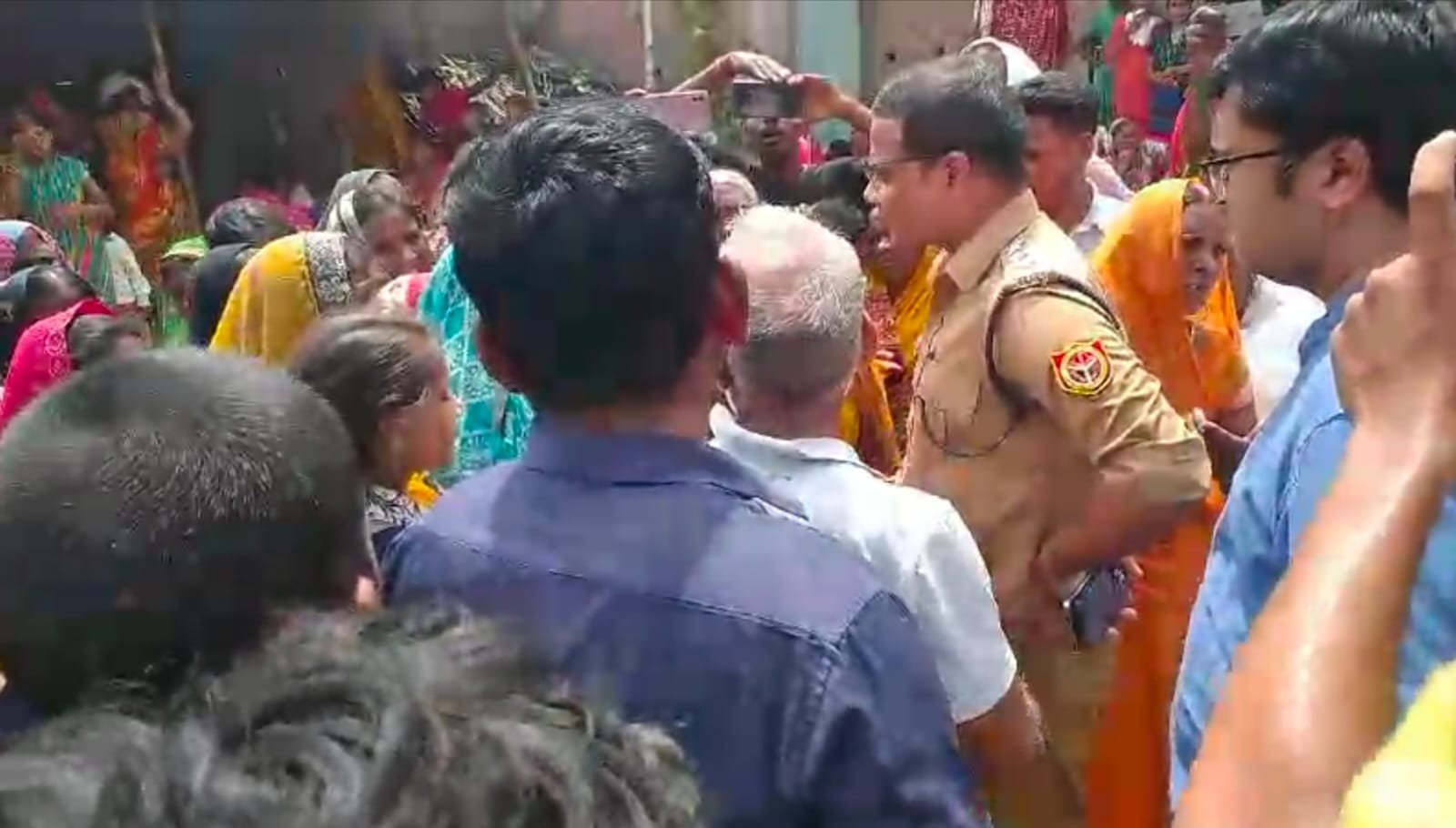 20 घंटे तक प्रशासन ने किया मान मनव्वल, गांव में तनावपूर्ण स्थिति