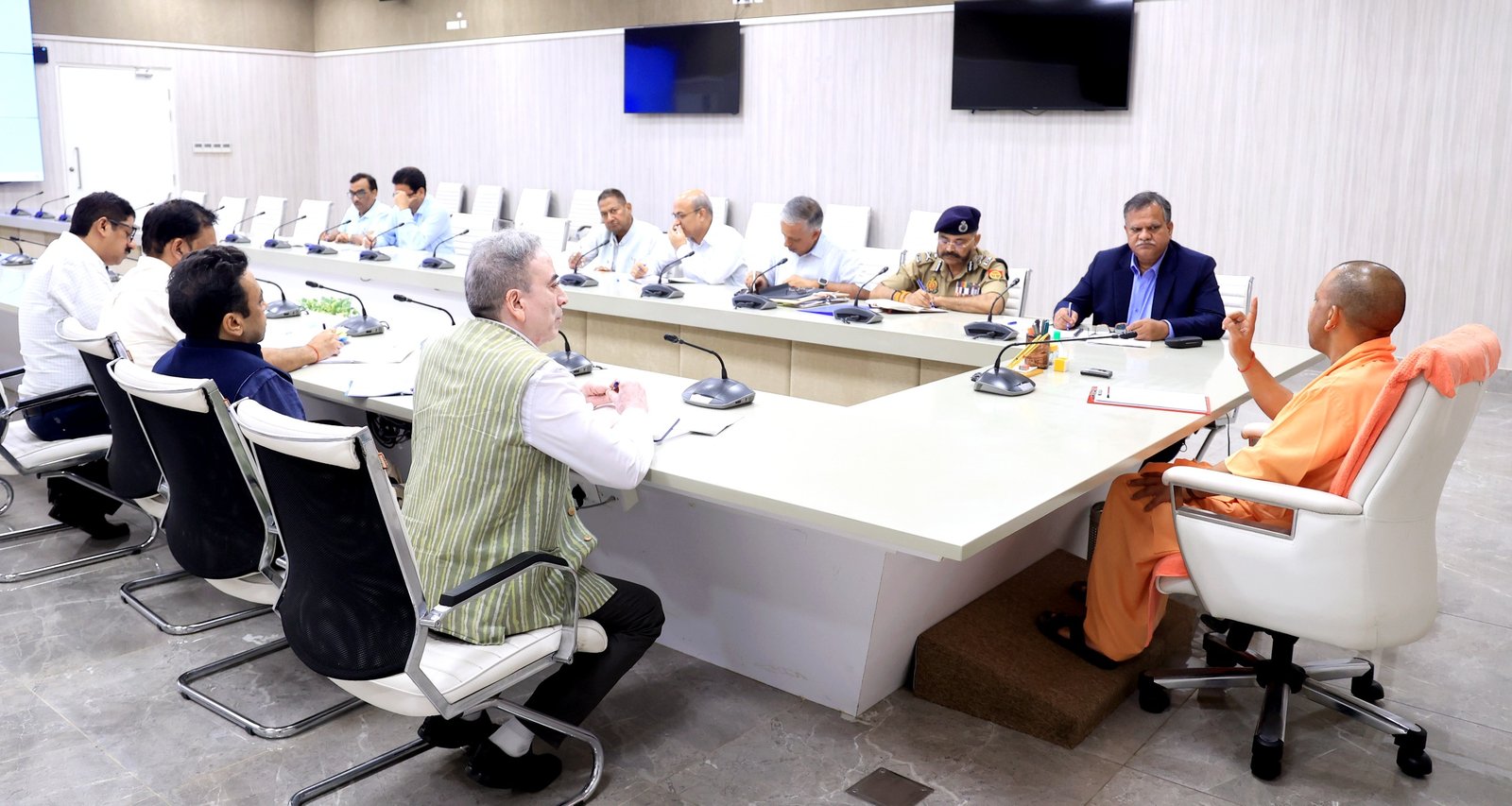 वरासत, नामांतरण, पैमाइश, जैसे मामले कतई लंबित न रहें, अभियान चलाकर तत्काल कराएं समाधान: मुख्यमंत्री