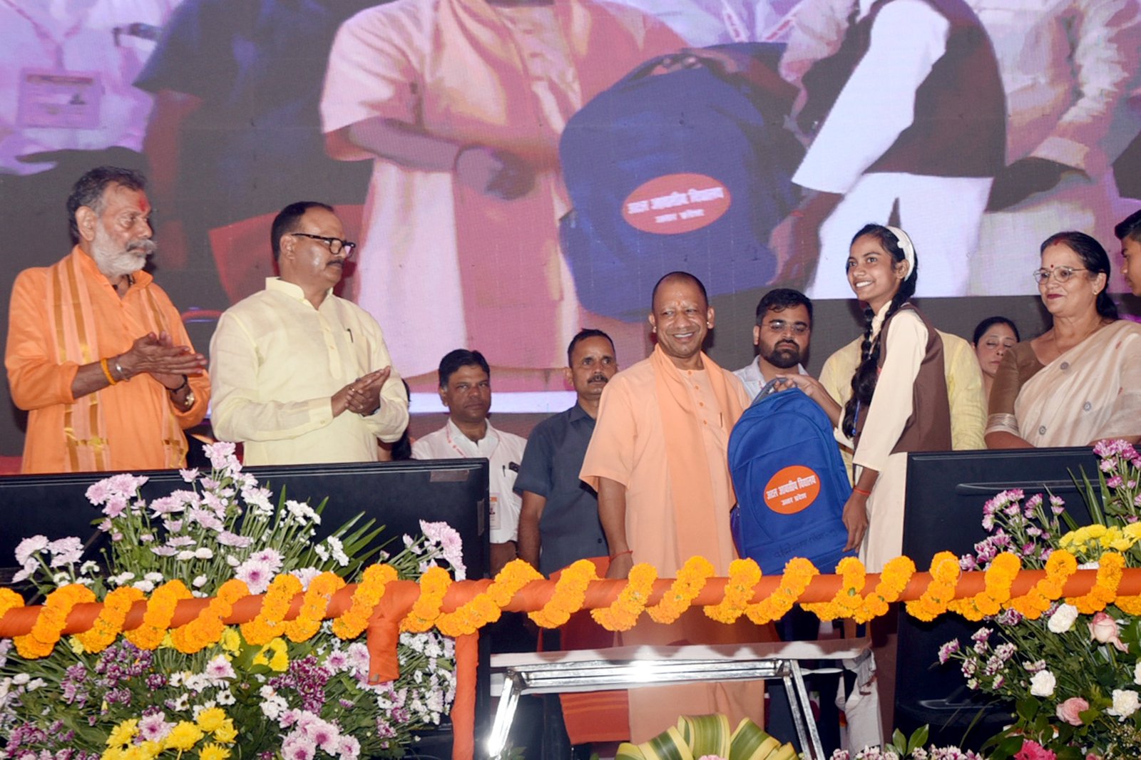 मुख्यमंत्री योगी आदित्यनाथ ने सभी 18 अटल आवासीय विद्यालयों में शैक्षणिक सत्र 2024-25 का किया शुभारंभ