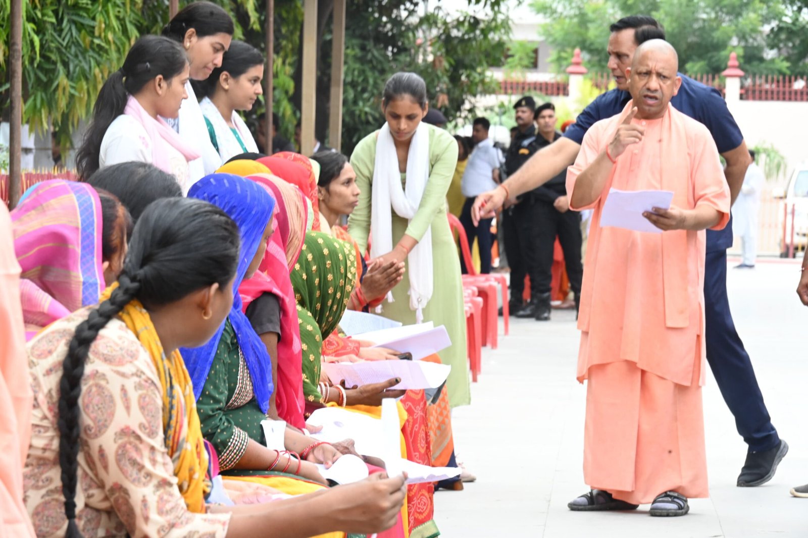 जनता दर्शन में करीब 300 लोगों की समस्याएं सुनीं सीएम योगी ने