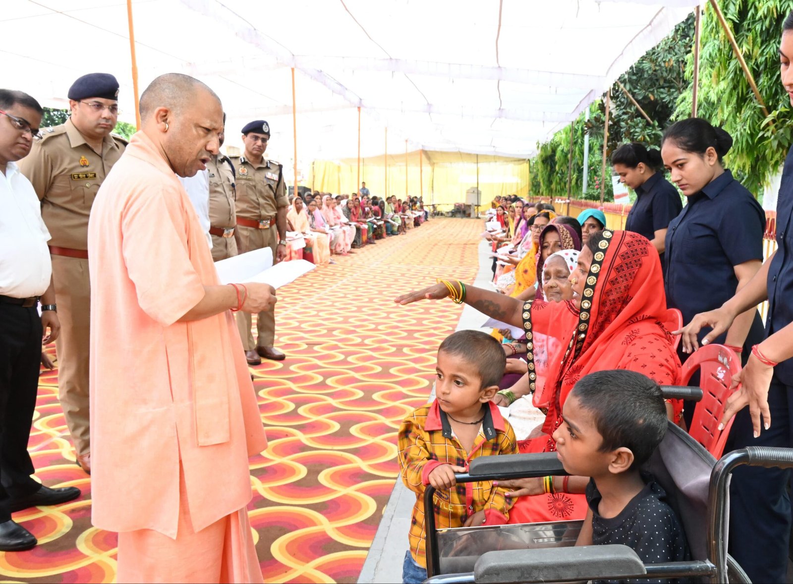 पोलियोग्रस्त बच्चे को देख भावुक हुए सीएम, योगी