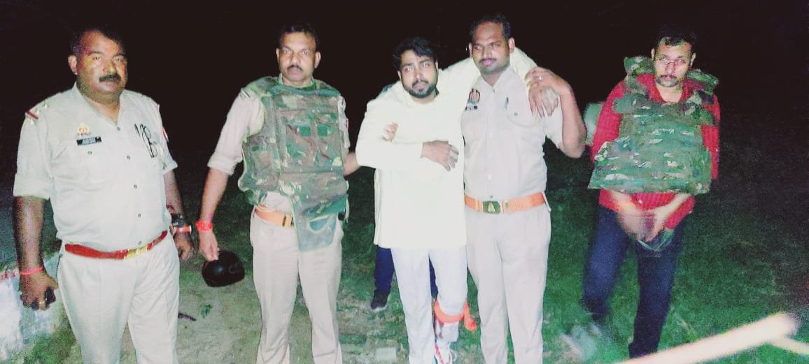 गाजीपुर:पच्चीस हजार का इनामियां दौराने मुठभेड़ घायलावस्था में गिरफ्तार