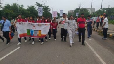 योगी सरकार की पहल का असर, स्वच्छता की अलख जगा रहे विद्यार्थी