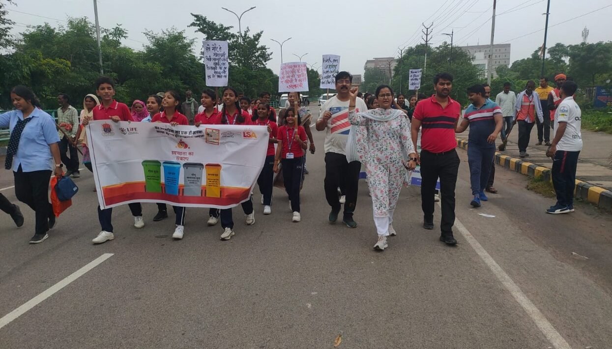 योगी सरकार की पहल का असर, स्वच्छता की अलख जगा रहे विद्यार्थी