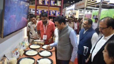 ग्रेटर नोएडा में आयोजित यूपी इंटरनेशनल ट्रेड शो के दूसके संस्करण में शनिवार को सूचना विभाग के प्रमुख सचिव संजय प्रसाद ने किया स्टॉल्स का अवलोकन