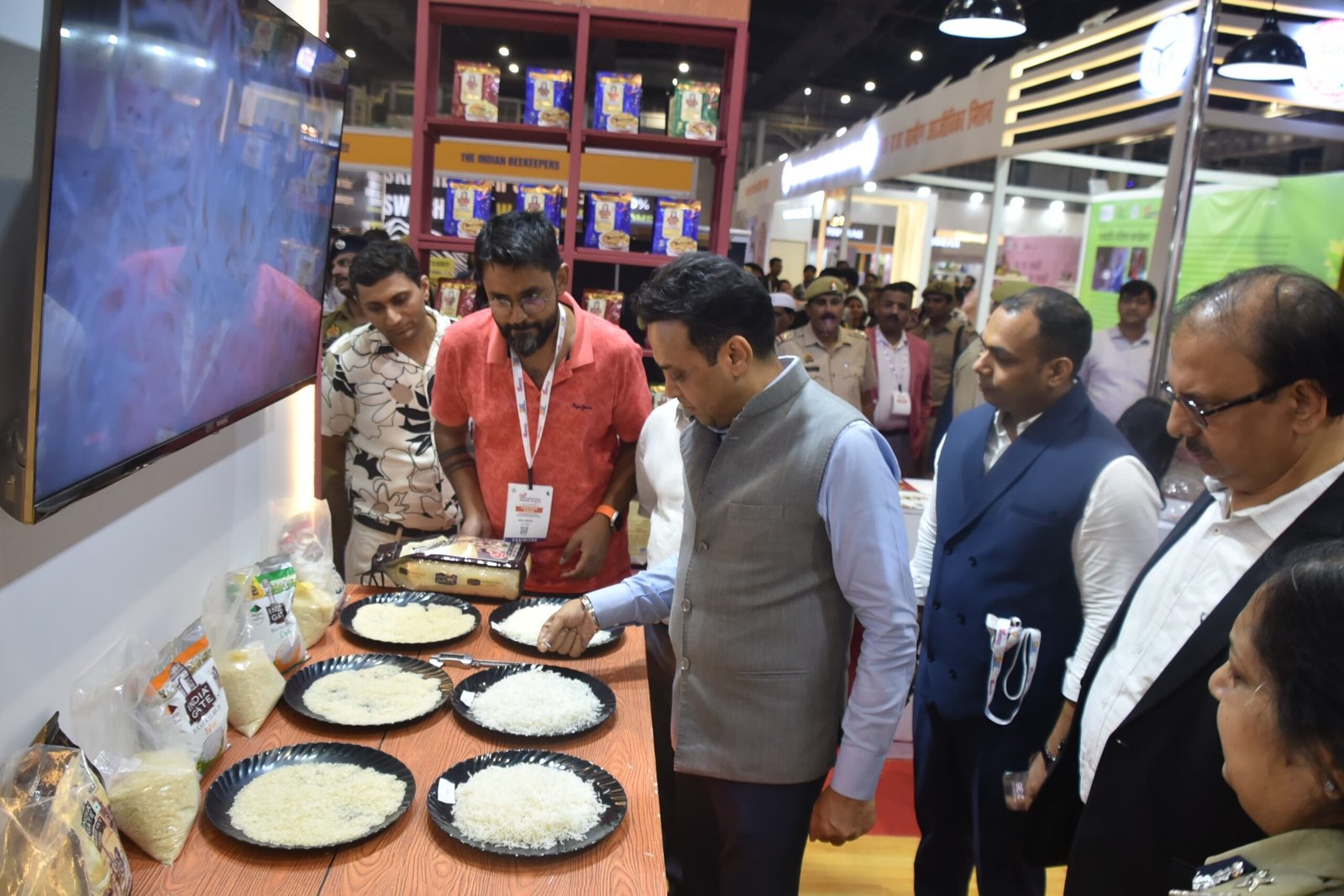 ग्रेटर नोएडा में आयोजित यूपी इंटरनेशनल ट्रेड शो के दूसके संस्करण में शनिवार को सूचना विभाग के प्रमुख सचिव संजय प्रसाद ने किया स्टॉल्स का अवलोकन