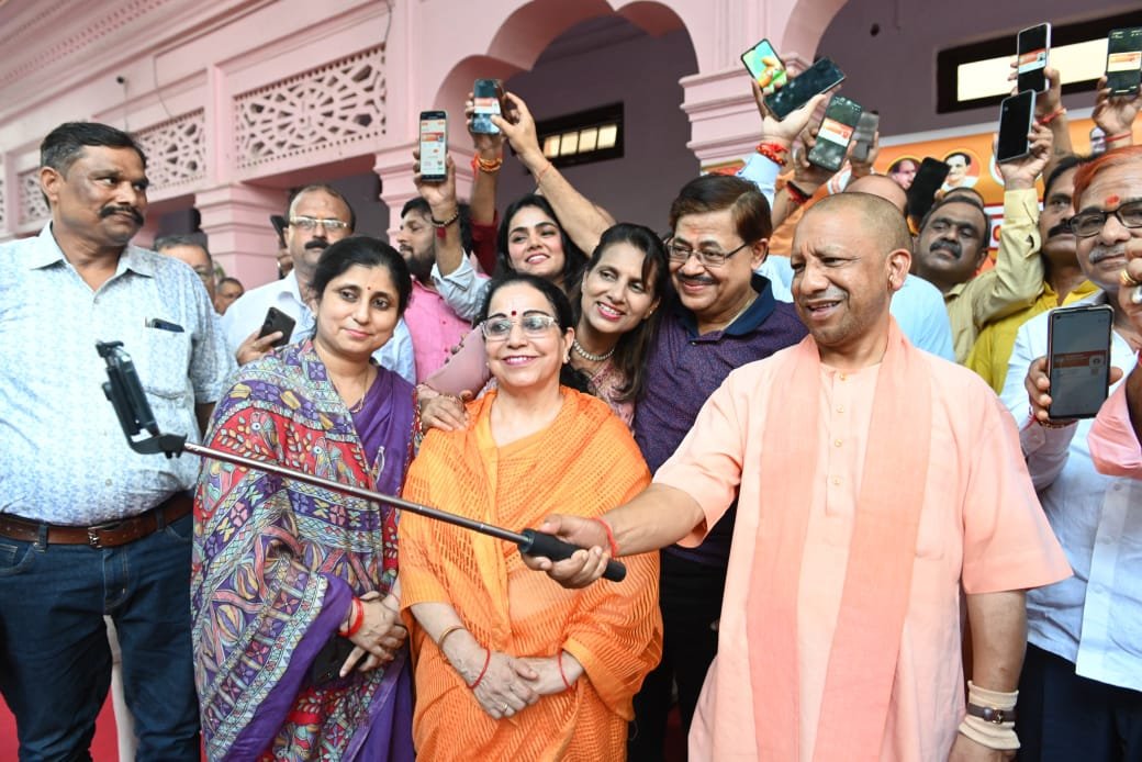 शहर विधानसभा क्षेत्र के अपने गृह बूथ पर मुख्यमंत्री ने किया सदस्यता अभियान का शुभारंभ