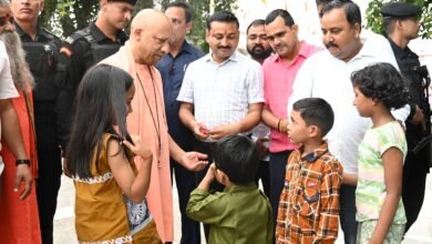 बच्चों को चॉकलेट गिफ्ट कर मुख्यमंत्री ने दिया उज्ज्वल भविष्य का आशीर्वाद