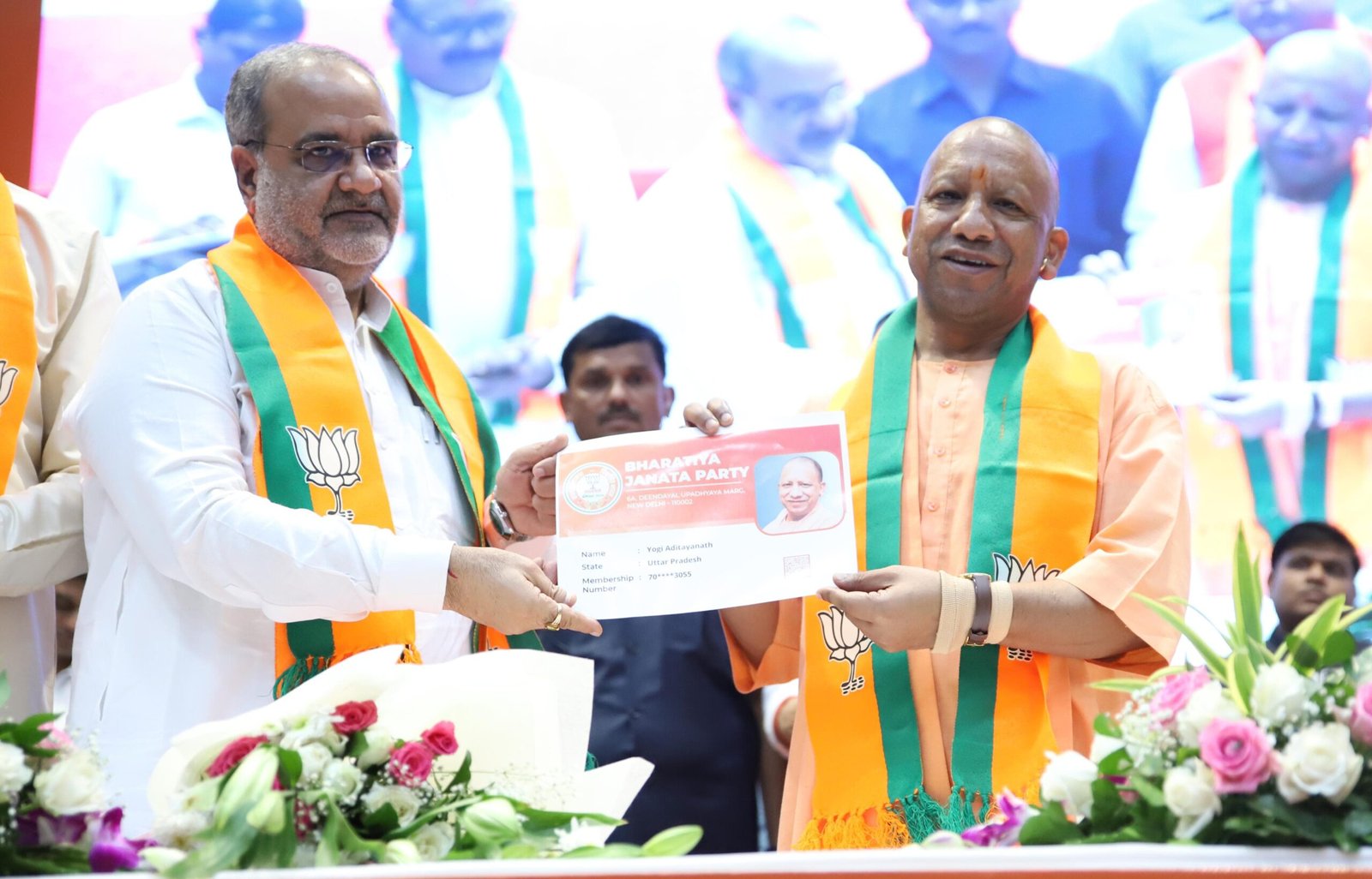 मुख्यमंत्री योगी ने भी टोल फ्री नंबर डायल कर भारतीय जनता पार्टी की सदस्यता ग्रहण की