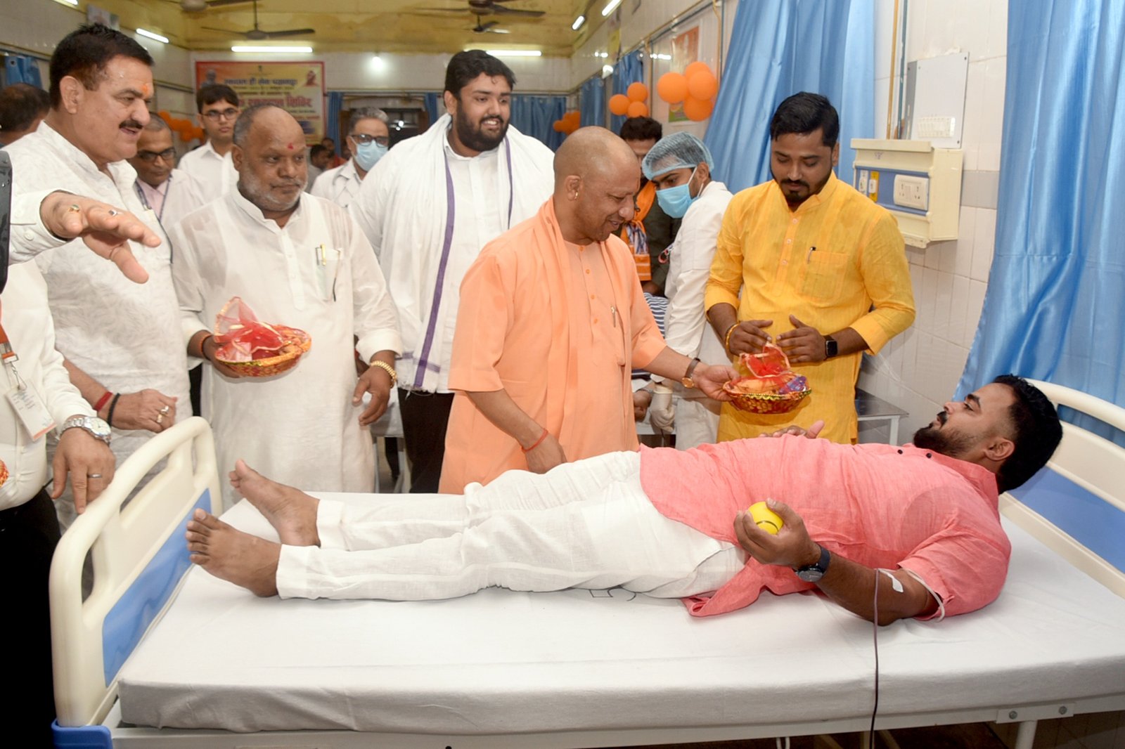 मुख्यमंत्री ने रक्तदान शिविर का किया शुभारंभ, वितरित किये फल