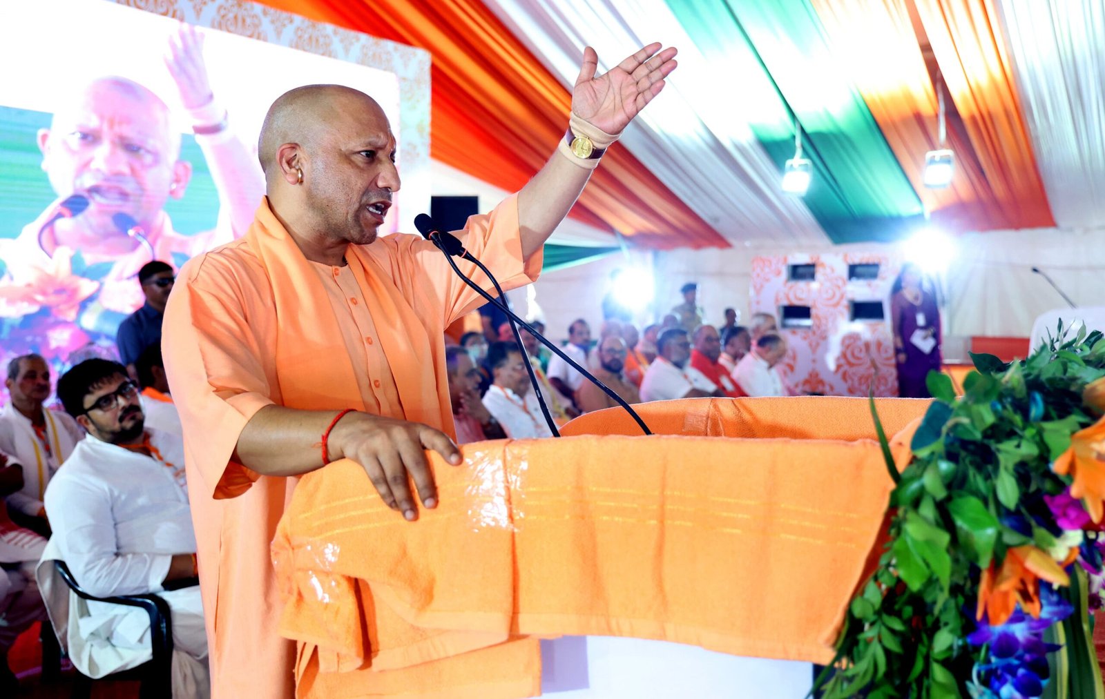 सीएम योगी ने कहा: दुनिया के अलग अलग देशों में कुछ लोग द्वीप खरीदने लगे, मगर हमें और आपको तो इसी प्रदेश में रहना है