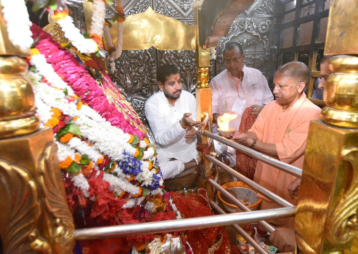 मां विंध्यवासिनी के दर पर सीएम योगी ने झुकाया शीश