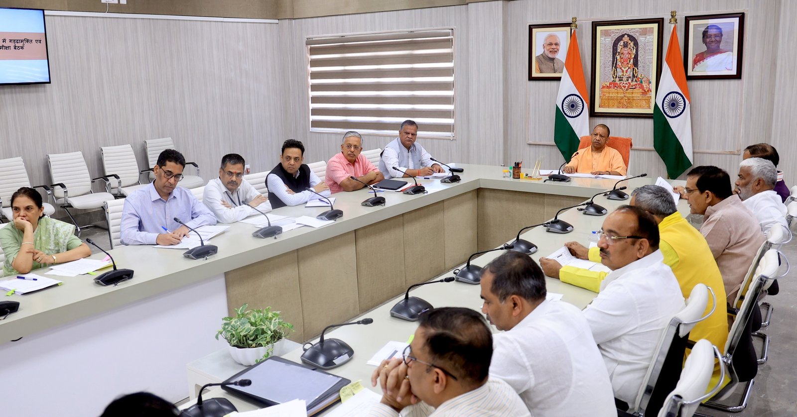 मुख्यमंत्री का विभागों को निर्देश, मैनुअल के स्थान पर मैकेनाइज़्ड रोड रिपेयरिंग को दें प्राथमिकता