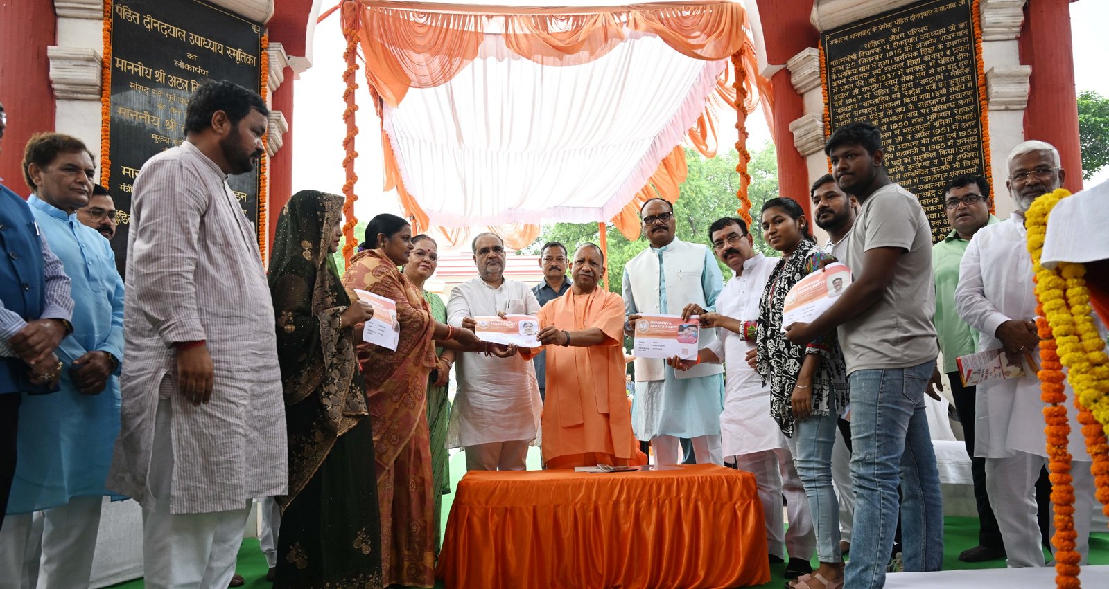 मुख्यमंत्री ने भाजपा सदस्यता महाभियान के तहत पांच लोगों को बनाया सदस्य