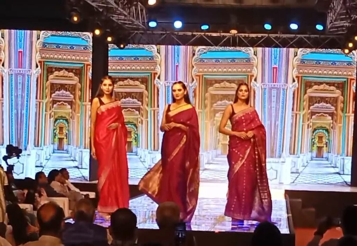 तीसरे दिन लेजर शो और फैशन शो बने आकर्षण का केंद्र, भारी भीड़ ने बढ़ाया कारोबारियों का उत्‍साह