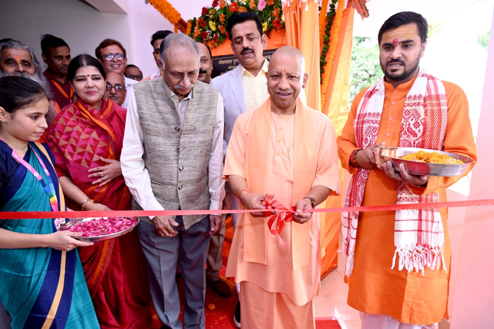 मुख्यमंत्री योगी आदित्यनाथ ने मेवालाल गुप्त गुरुकुल विद्यालय में भव्य सभागार, प्रशासनिक भवन और कक्षाओं का किया लोकार्पण