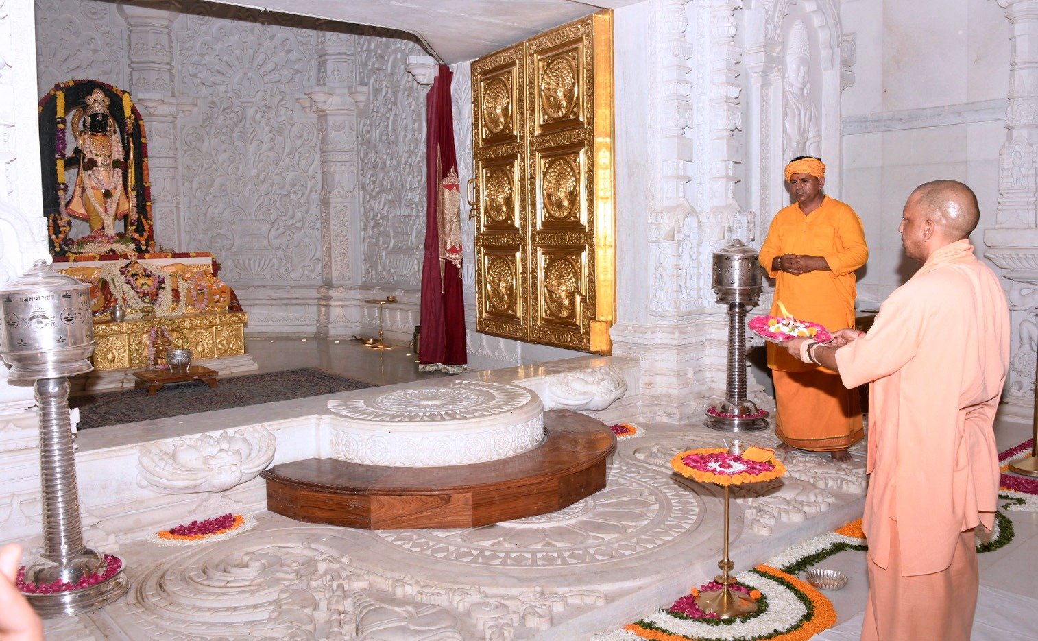 सीएम योगी ने रामलला के श्रीचरणों में झुकाया शीश, हनुमानगढ़ी में भी लगाई हाजिरी