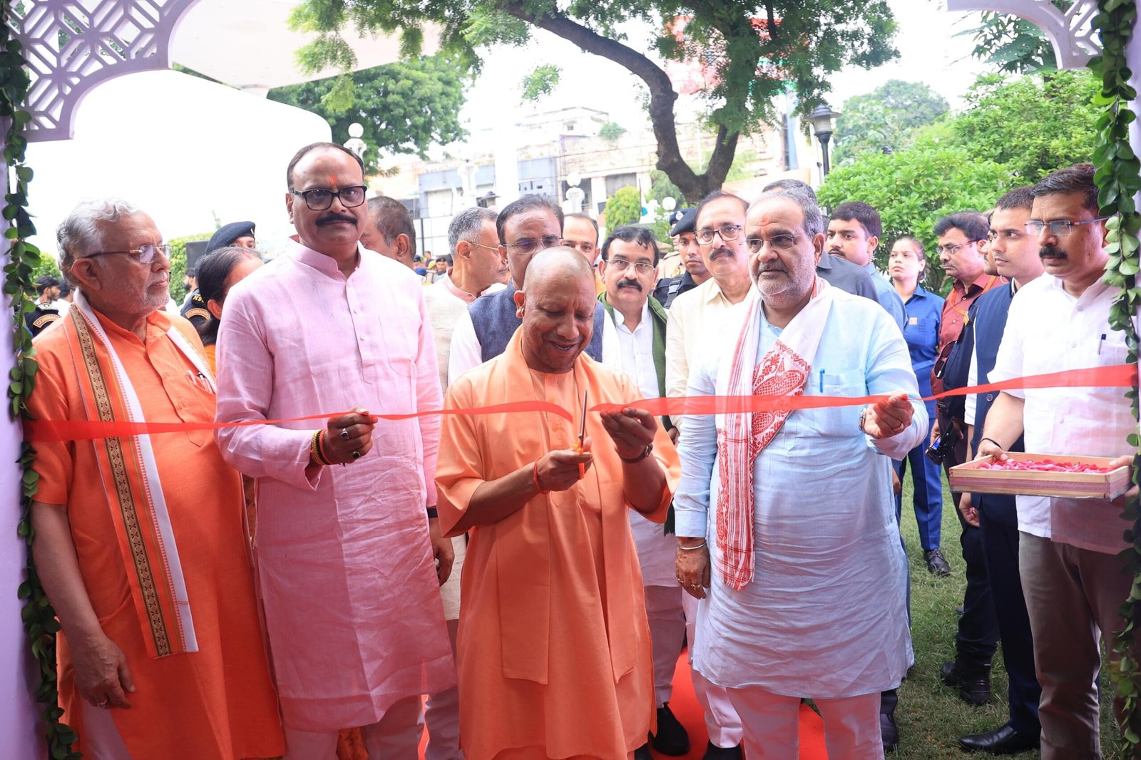 शून्य से शिखर की यात्रा प्रधानमंत्री मोदी के जीवन का सारः सीएम योगी