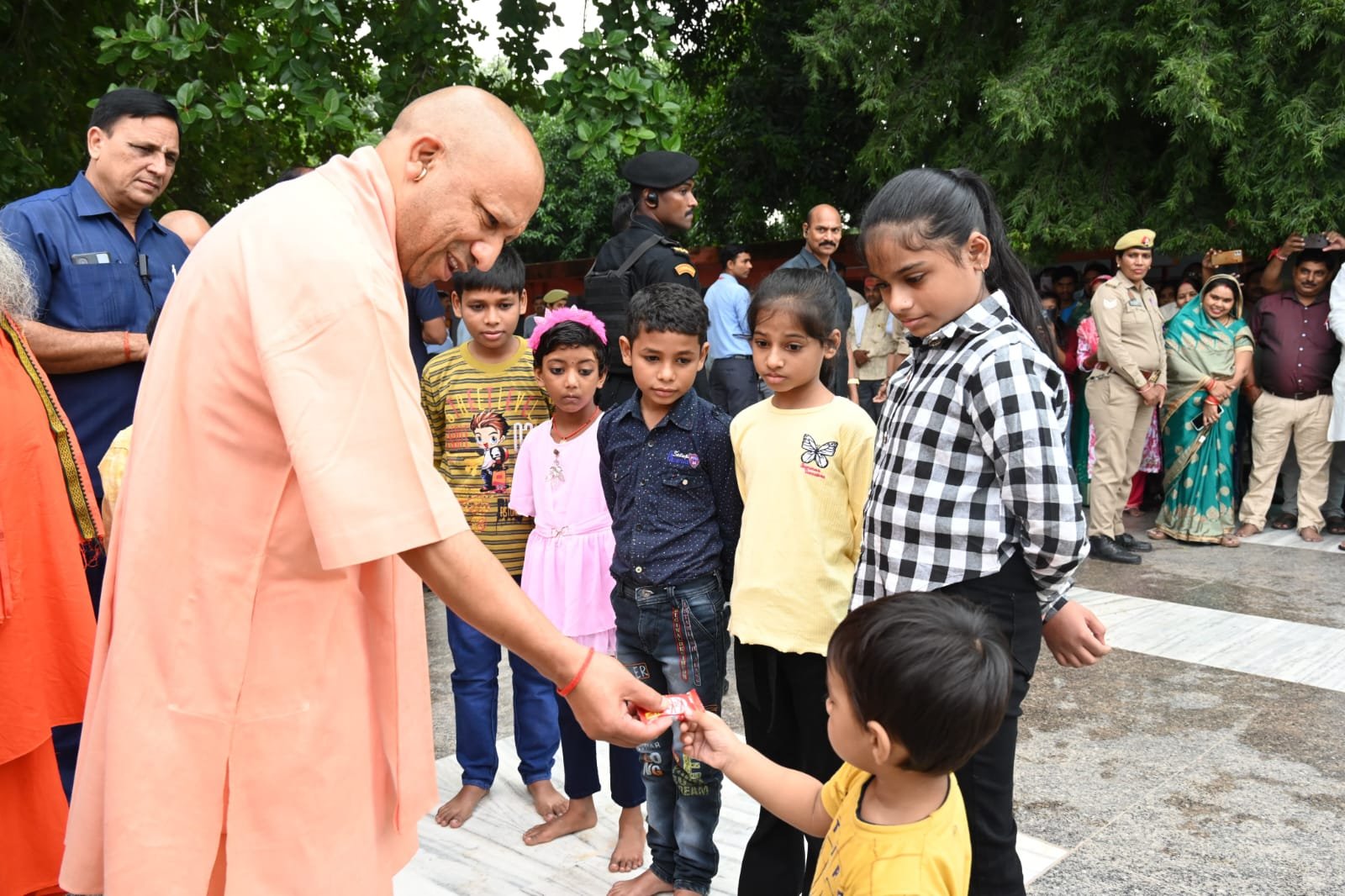 बच्चों पर लुटाया प्यार