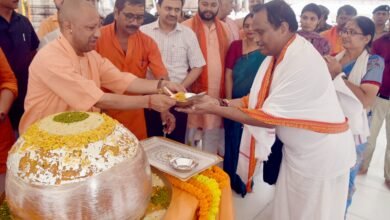 सीएम योगी ने प्रसाद के रूप में वितरित किया 74 किलो का लड्डू