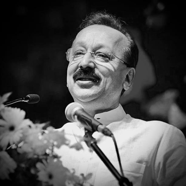 मुंबई, 11 अक्टूबर (वार्ता) महाराष्ट्र के पूर्व मंत्री और अजित पवार के राष्ट्रवादी कांग्रेस पार्टी (राकांपा) गुट के नेता बाबा सिद्दीकी की शनिवार शाम बांद्रा पूर्व में उनके बेटे जीशान सिद्दीकी के कार्यालय के पास तीन अज्ञात हमलावरों ने कथित तौर पर गोली मारकर हत्या कर दी।तीन अज्ञात लोगों द्वारा बाबा सिद्दीकी पर गोलियां चलाने के बाद वह घायल हो गए और उन्हें तुरंत लीलावती अस्पताल ले जाया गया, जहां इलाज के दौरान उन्होंने दम तोड़ दिया।