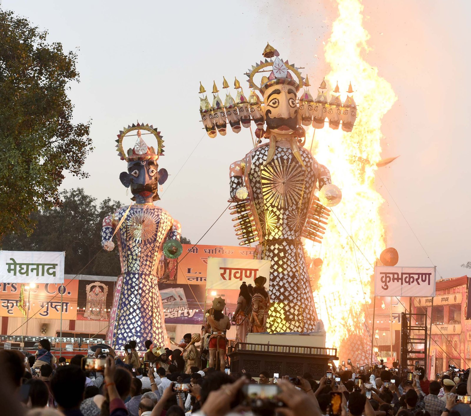 देश भर में विजयदशमी की धूम, बुराई पर अच्छाई की जीत के प्रतीक रावण के पुतलों का दहन