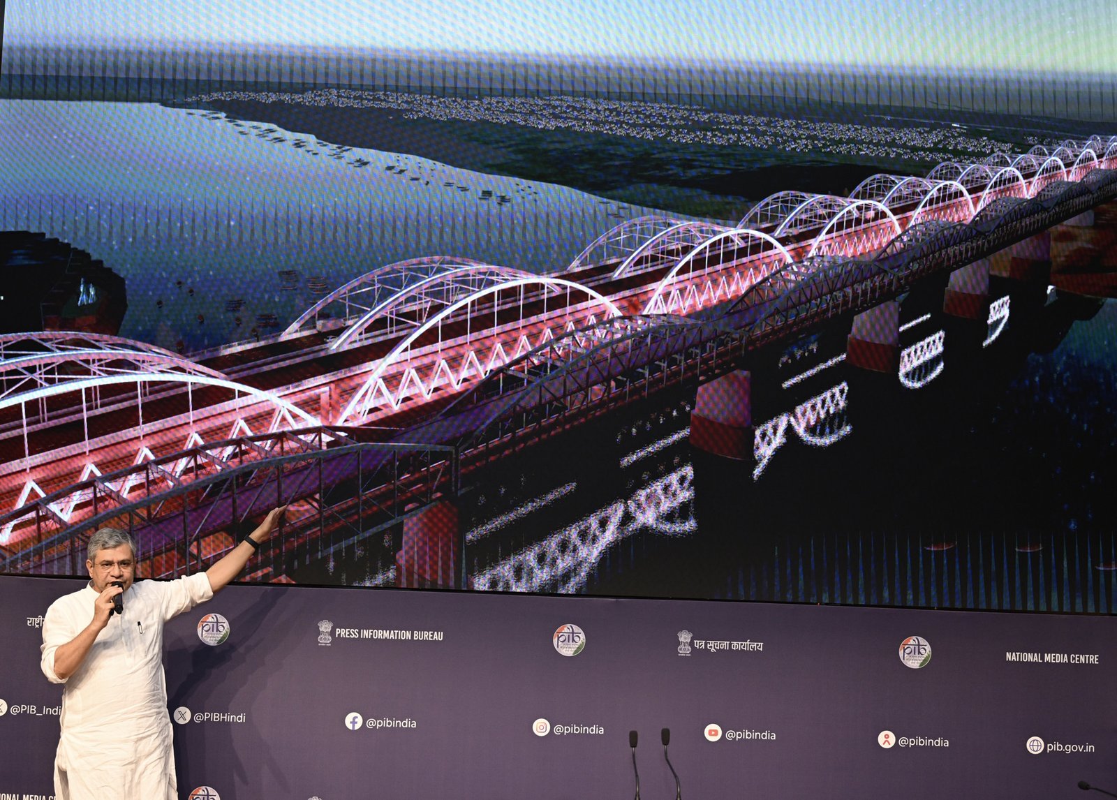 वाराणसी से दीनदयाल उपाध्याय जंक्शन तक रेलमार्ग पर गंगा नदी पर रेल सह सड़क पुल को मंजूरी