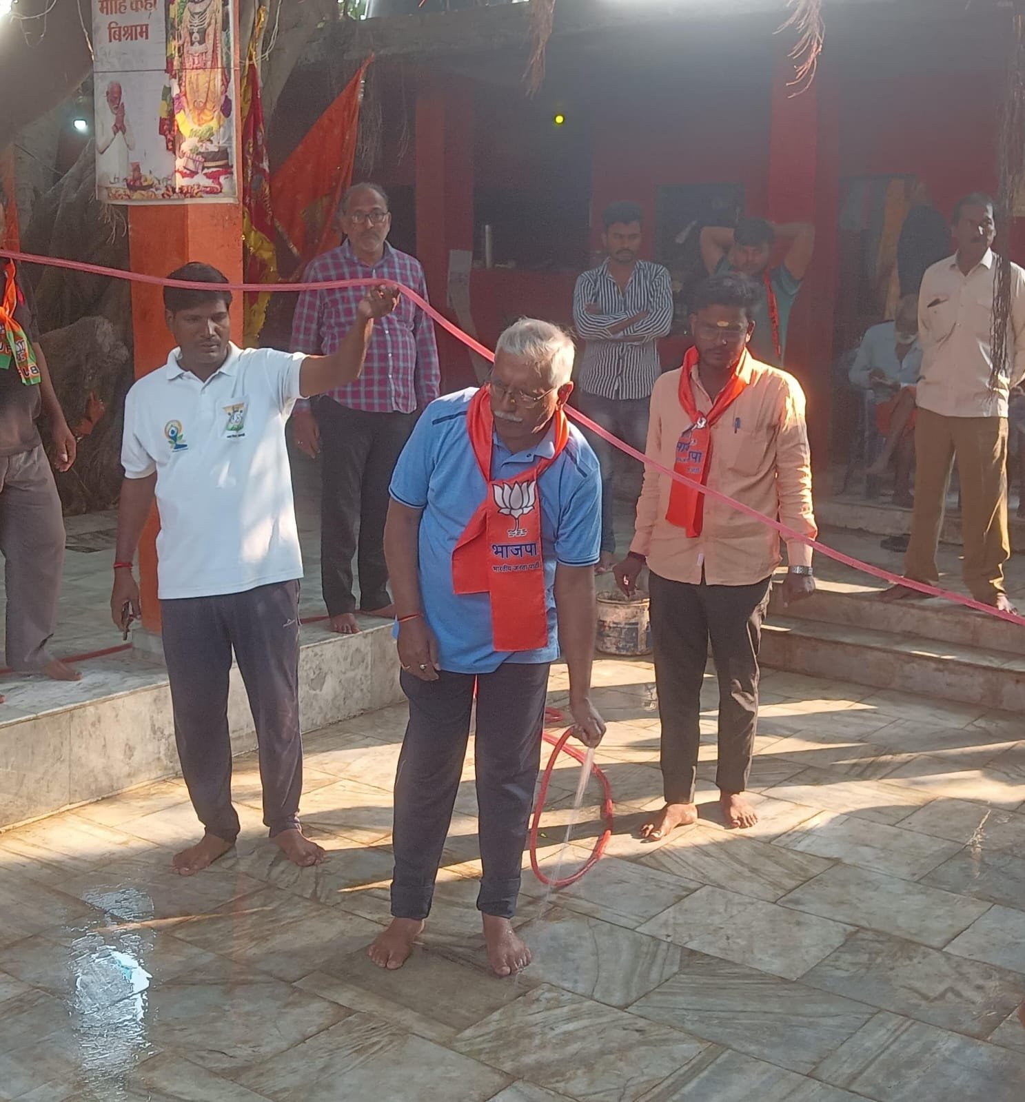 पीएम मोदी के काशी आगमन के पूर्व, जनप्रतिनिधियों, भाजपा पदाधिकारियों एवं कार्यकर्ताओं ने चलाया स्वच्छता अभियान