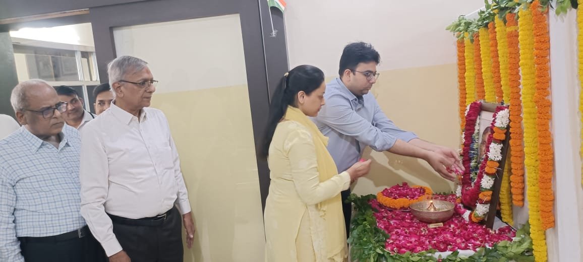 पुष्पांजलि में "भावांजलि'' दिवंगत डॉक्टर अश्विनी जैन को