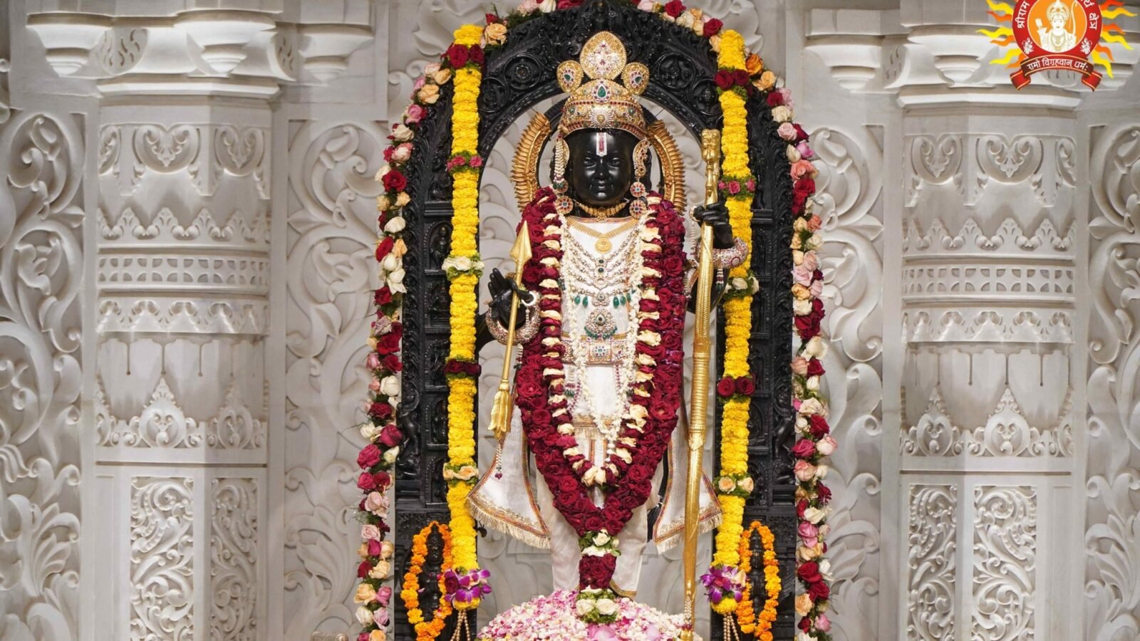 रामनगरी अयोध्या में भगवान श्रीरामलला की प्राण प्रतिष्ठा की द्वितीय वर्षगांठ श्रद्धा और उल्लास के साथ मनाई जा रही है। पांच दिवसीय महोत्सव के मुख्य समारोह में रक्षा मंत्री Rajnath Singh और मुख्यमंत्री Yogi Adityanath शामिल होंगे। राम मंदिर परिसर में भजन, रामकथा और सांस्कृतिक आयोजन हो रहे हैं।