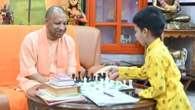 सबसे कम उम्र के फीडे रेटेड खिलाड़ी कुशाग्र के साथ शतरंज खेल सीएम योगी ने बढ़ाया उत्साह