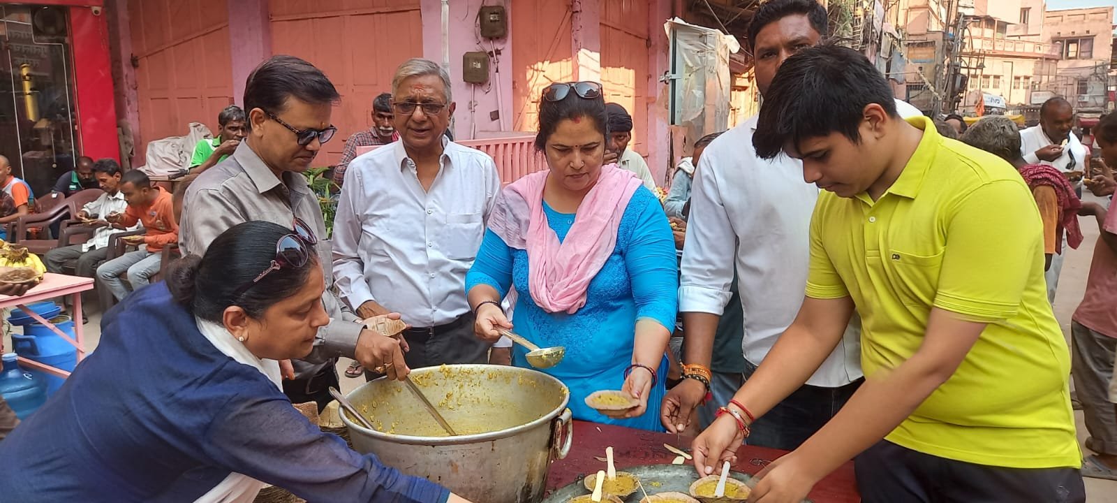 श्री महाराज अग्रसेन जी की जयंती के अवसर पर श्रद्धालुओं में किया गया प्रसाद वितरण