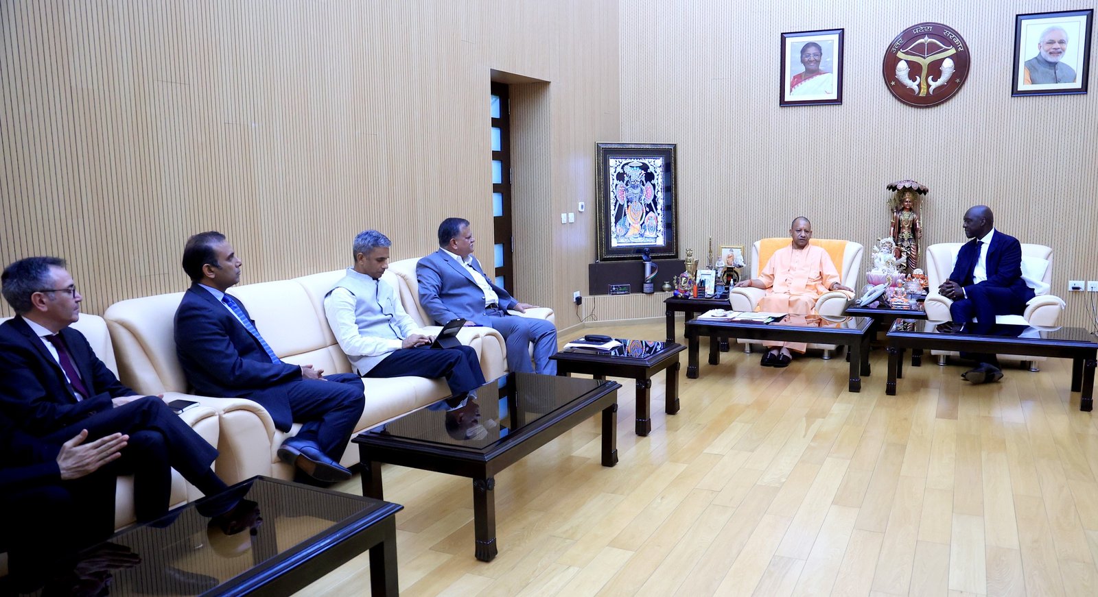 इंटरनेशनल फाइनेंस कॉर्पोरेशन के ग्लोबल एमडी मखतार डियोप ने मुख्यमंत्री योगी आदित्यनाथ से उनके सरकारी आवास पर की शिष्टाचार भेंट
