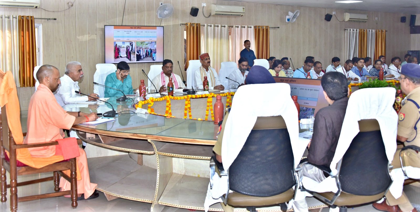 मुख्यमंत्री योगी आदित्यनाथ ने बुधवार को बलरामपुर में की विकास कार्यों व कानून व्यवस्था की समीक्षा