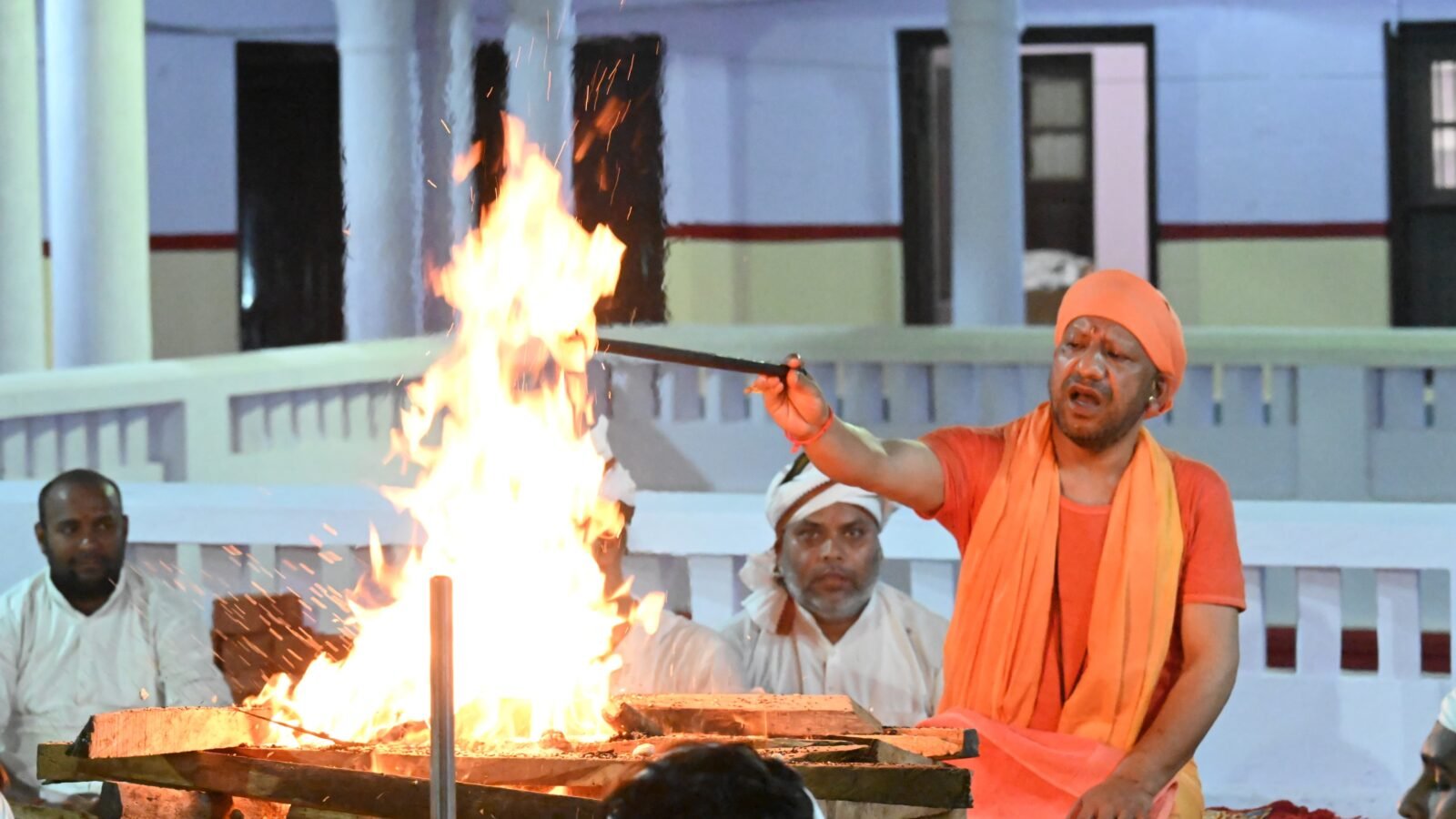 गोरखनाथ मंदिर के शक्तिपीठ में हवन के साथ पूर्ण हुआ नवरात्र अष्टमी का अनुष्ठान