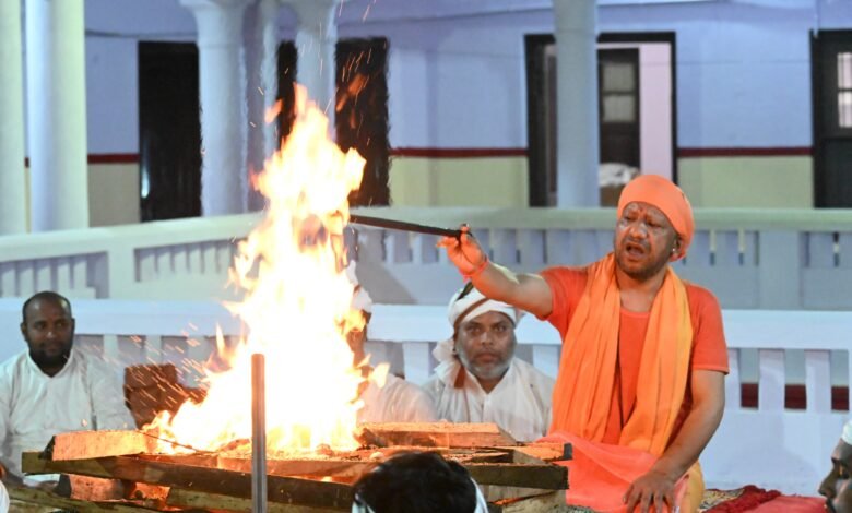 गोरखनाथ मंदिर के शक्तिपीठ में हवन के साथ पूर्ण हुआ नवरात्र अष्टमी का अनुष्ठान