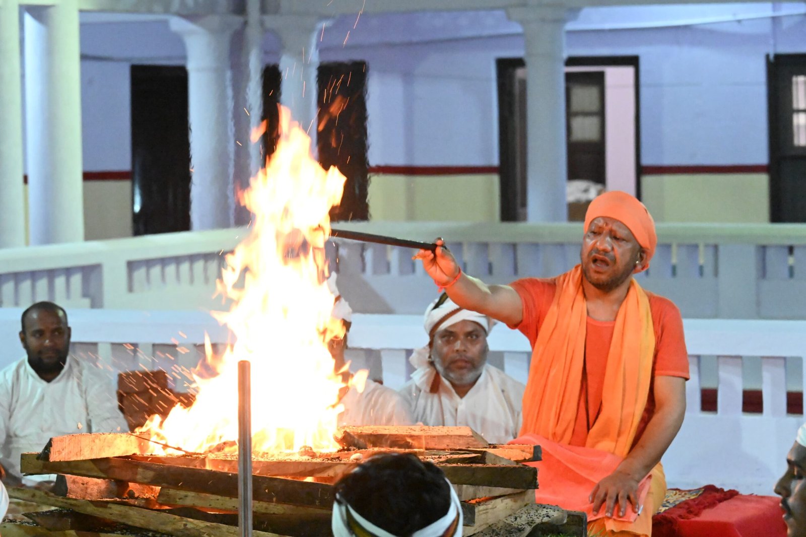 गोरखनाथ मंदिर के शक्तिपीठ में हवन के साथ पूर्ण हुआ नवरात्र अष्टमी का अनुष्ठान