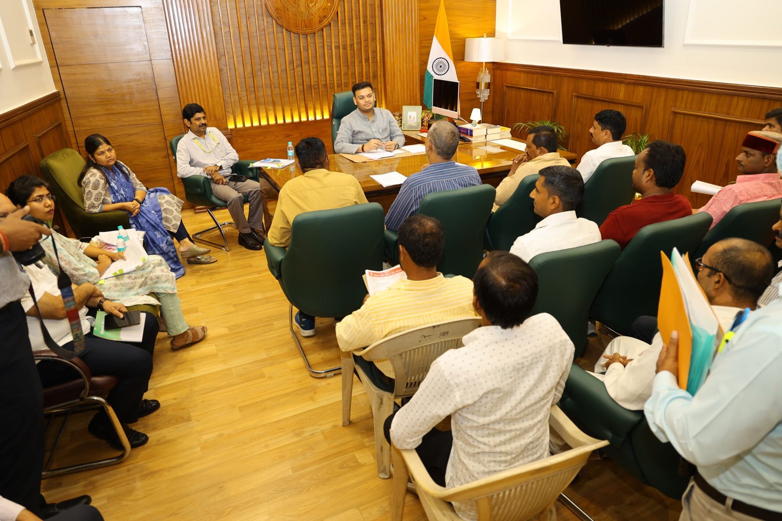 बेसिक शिक्षा मंत्री संदीप सिंह ने शिक्षामित्रों, अंशकालिक अनुदेशकों और रसोइयों से जुड़े संगठनों के प्रतिनिधियों के साथ की बैठक