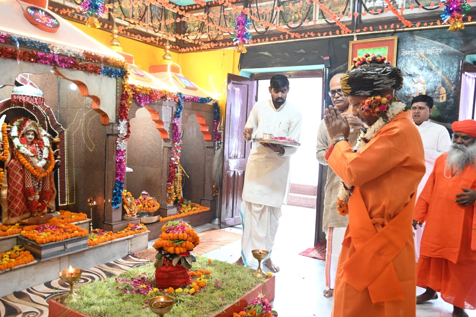 मंदिर के शक्तिपीठ में मां जगतजननी की पूजा करने के बाद शुरू हुआ विजयादशमी का अनुष्ठान