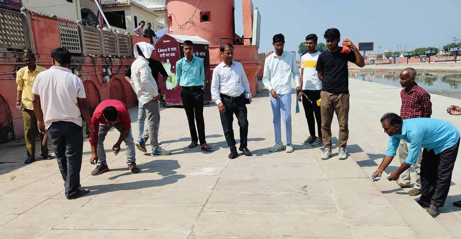 28 लाख दीयों को बिछाने से पहले दीपोत्सव के सभी आयोजन स्थलों पर मार्किंग प्रक्रिया शुरू