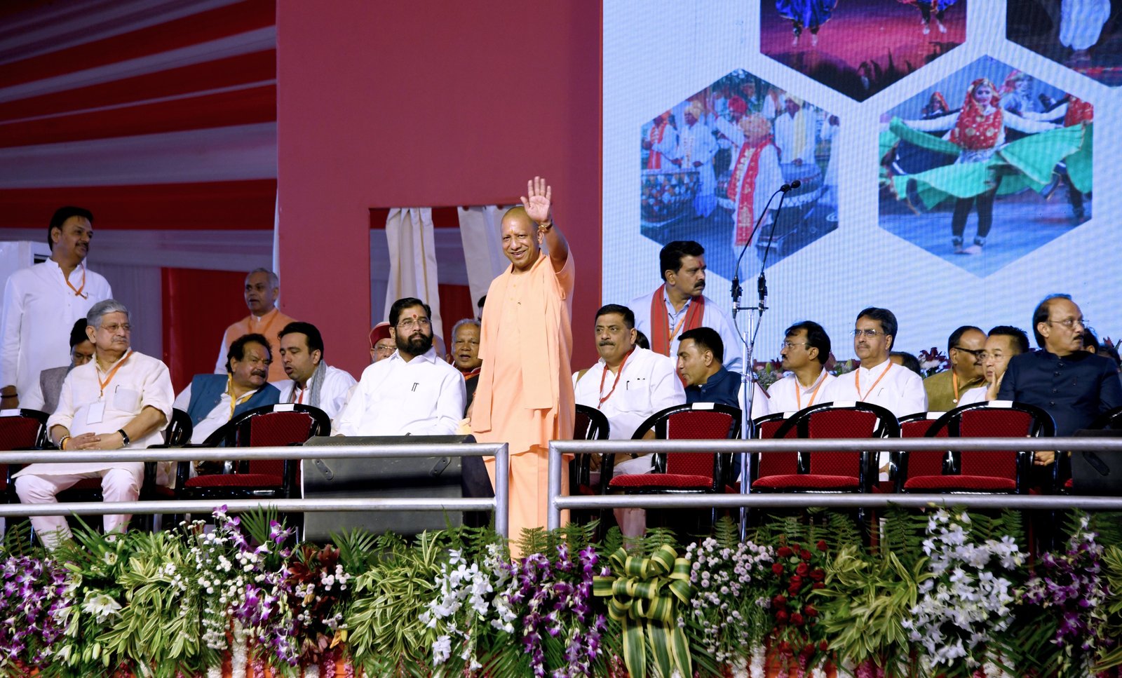 हरियाणा सरकार के शपथ ग्रहण समारोह में शामिल हुए सीएम योगी