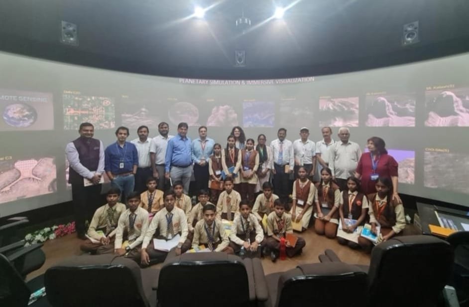 सीएम योगी की पहल पर अटल आवासीय विद्यालयों के मेधावियों को मिला बड़ा अवसर.अहमदाबाद में इसरो के स्पेस एप्लीकेशन सेंटर का छात्र-छात्राओं ने किया शैक्षिक भ्रमण.अंतरिक्ष विज्ञान तथा इसरो की ज्ञानवर्धक कार्यशालाओं को देखने का मिला मौका .