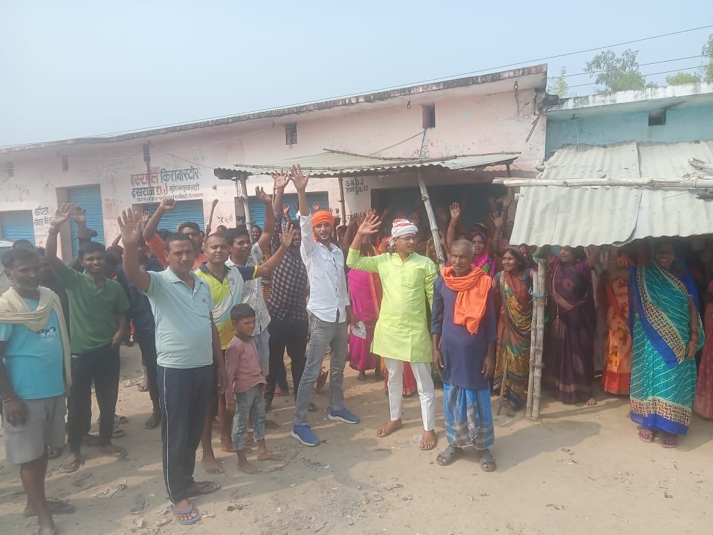 सेल्समैन हुआ फरार तो महिलाओं ने दुकान में लटकाया ताला 