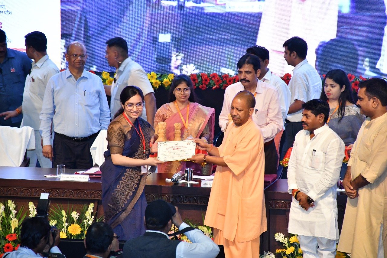 सीएम योगी की अभ्युदय योजना से गरीब युवाओं के सपनों को मिली उड़ान, सैकड़ों बच्चे बने अफसर