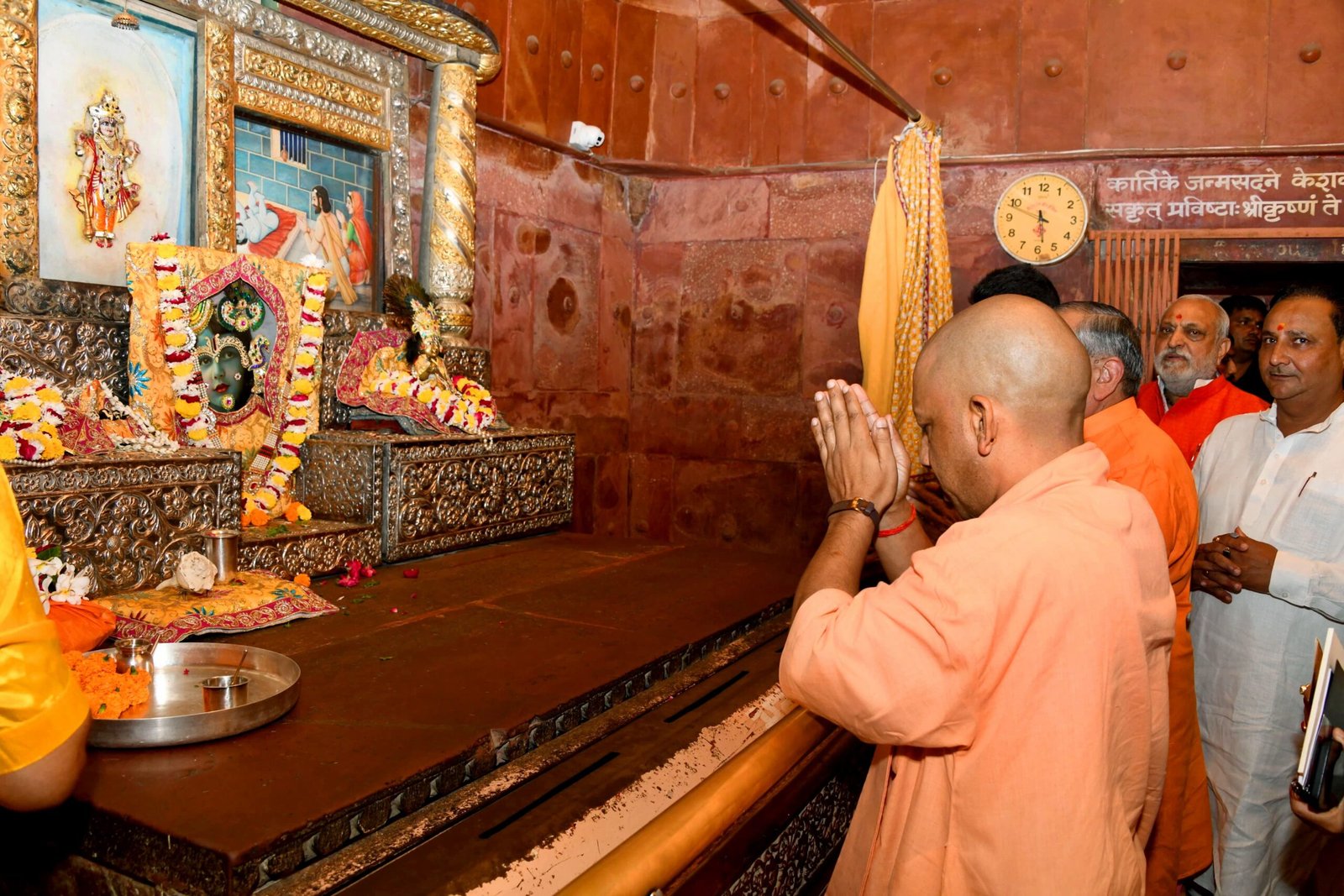सीएम योगी ने श्रीकृष्ण जन्मस्थान पर नवाया शीश