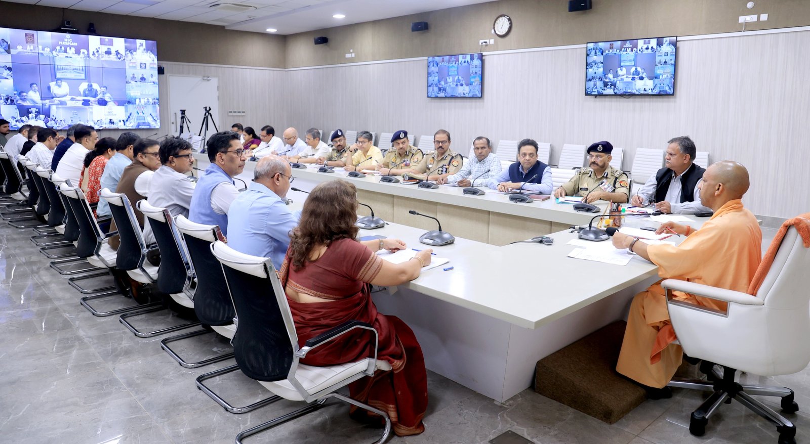 मुख्यमंत्री का निर्देश, सुनिश्चित करें, कहीं से भी व्यापारियों के उत्पीड़न की शिकायत न आए, व्यवस्था बनाने में उनका सहयोग लें और अपेक्षित सहयोग दें