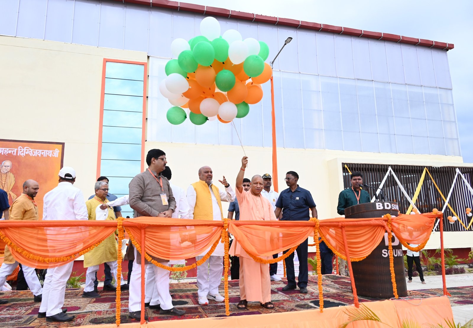 नागरिक सुविधाओं का विस्तार कर रोजगार सृजन करें निकाय व पंचायतें :सीएम योगी